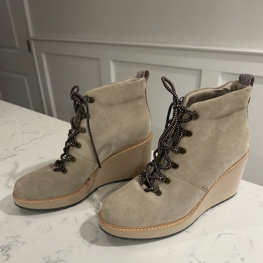 TOMS Womens Melrose Nubuck Ankle Wedge Boots - Beige